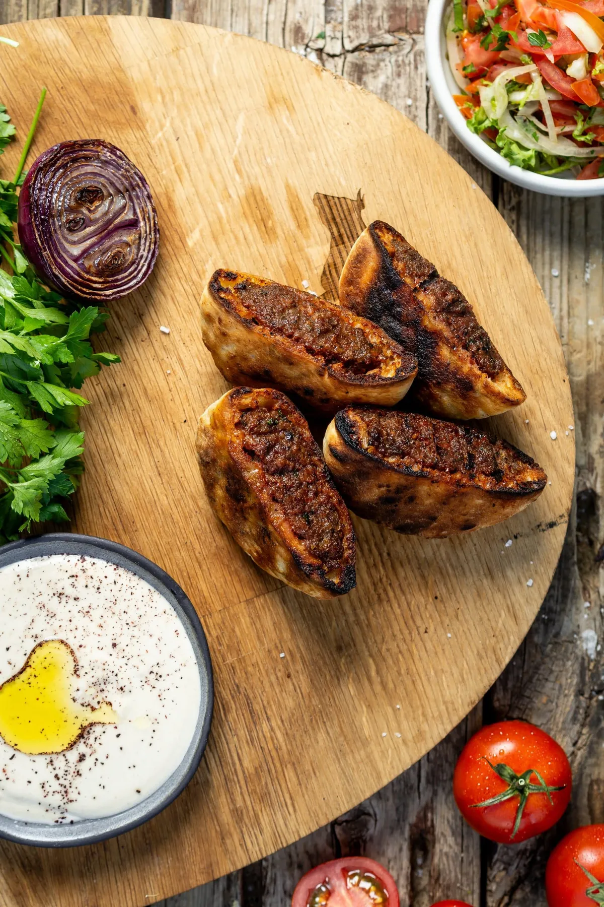 Traditionele mediterrane lam ‘Arais’ voor op de BBQ