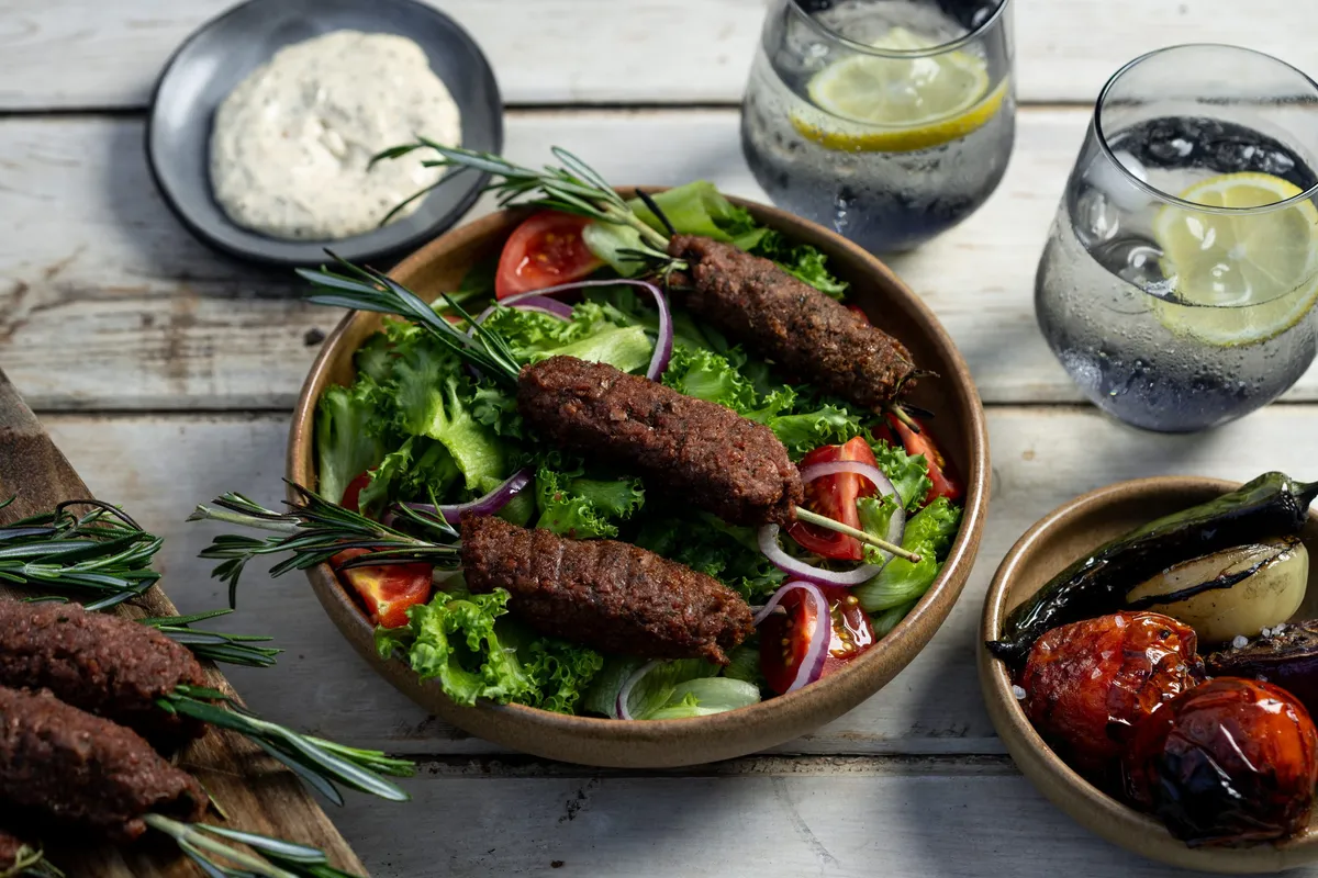 Redefine lamskebab met rozemarijn op BBQ-spies, met een frisse salade