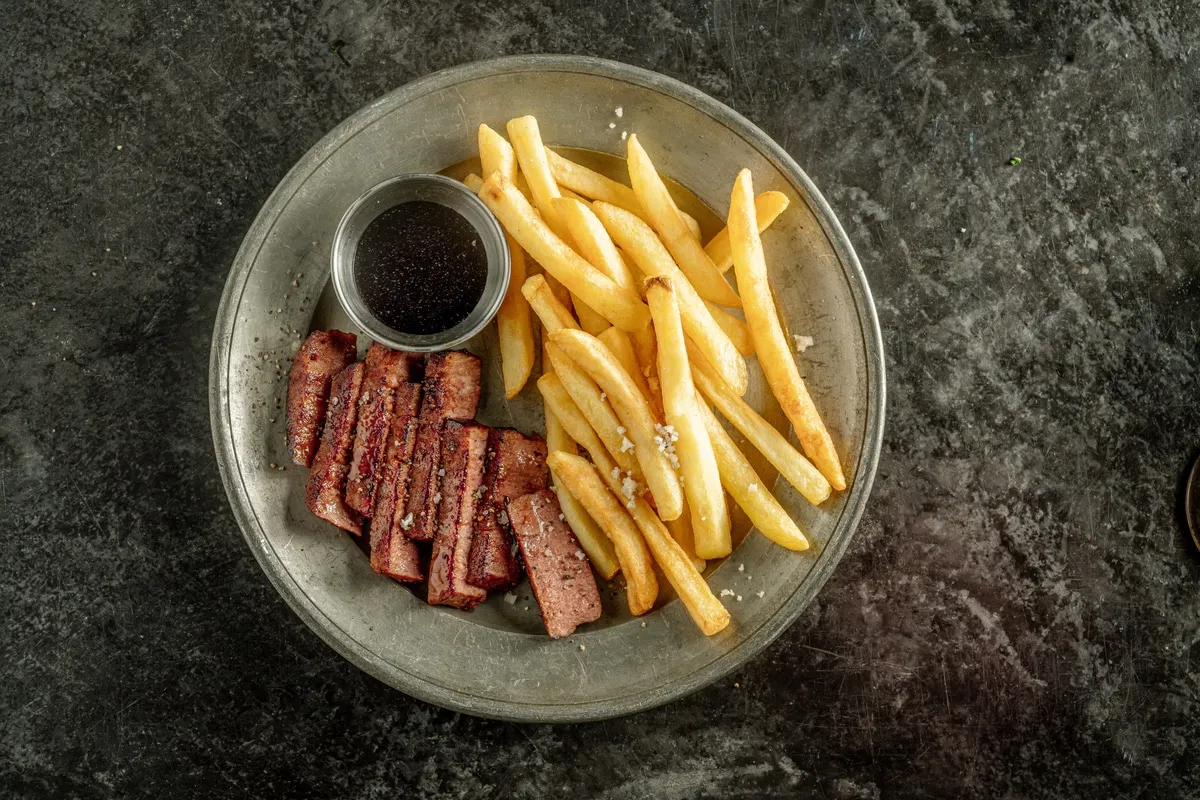 Redefine Beef Fillet met rode wijnsaus en friet