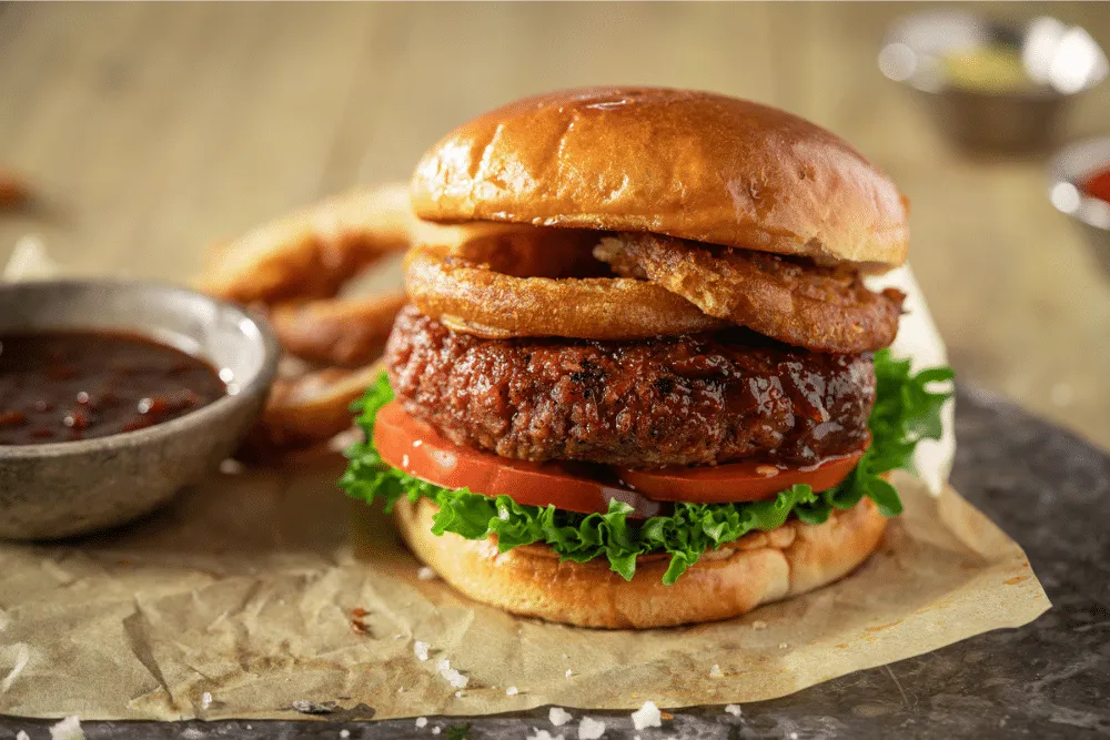 Redefine Burger met crispy uienringen & BBQ saus