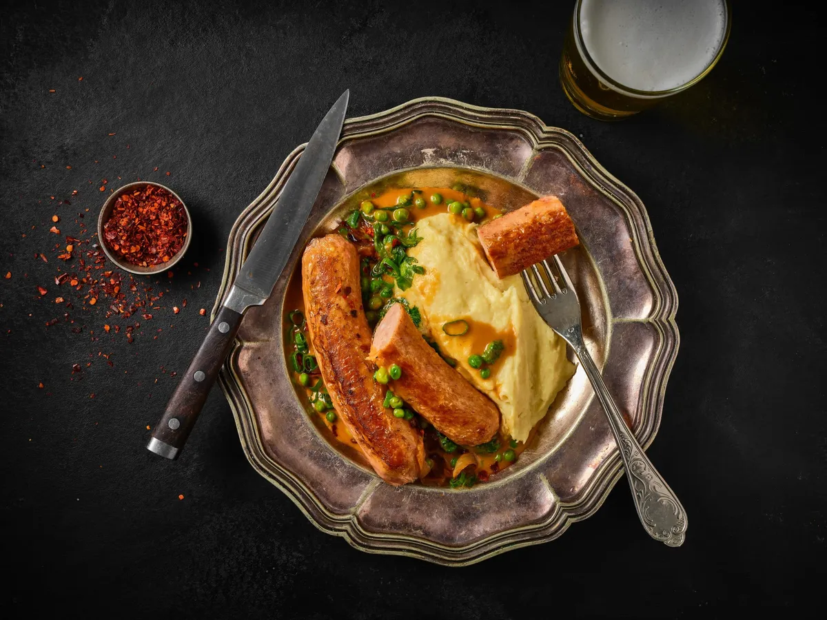 REDEFINE PRO BRATWURST MET AARDAPPELPUREE EN DOPERWTJES