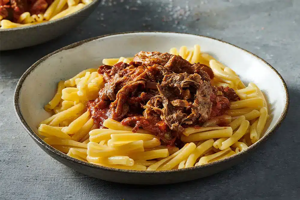 Pasta with New-Meat With Pulled Beef in Red Sauce