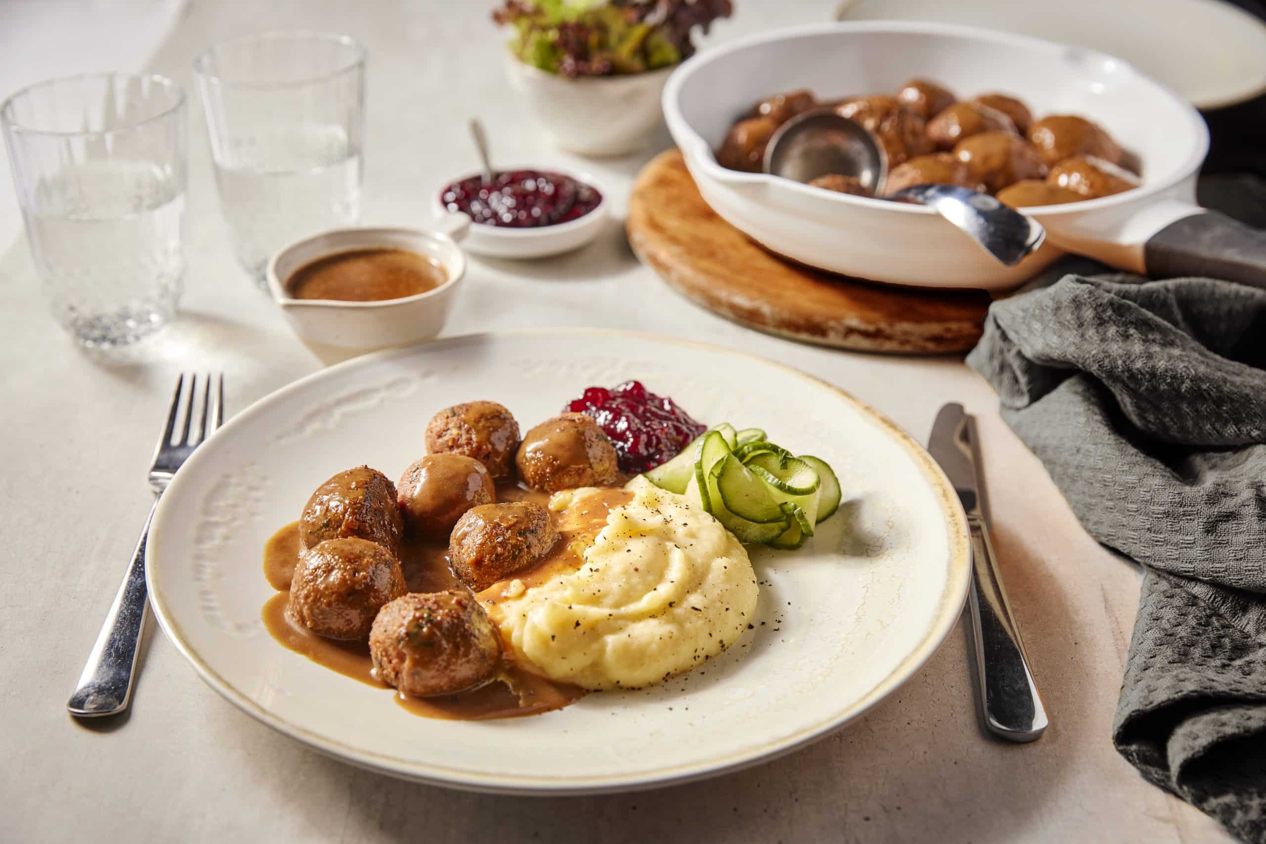 Dutch New Meatballs With White Sauce and Pototes
